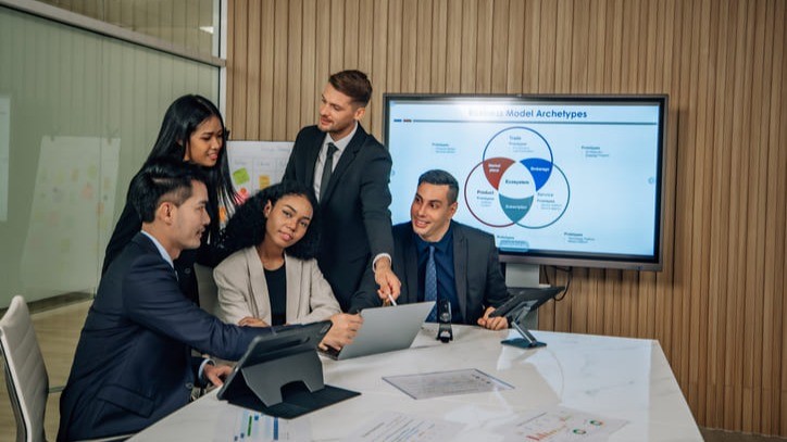 Equipe de gestores analisando estratégias de investimentos e modelos de negócios para aprimorar a governança e a gestão de fundos previdenciários.
