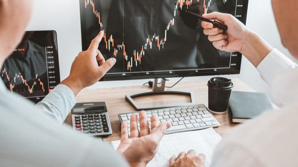 Análise de mercado financeiro: estratégias de trading, interpretação de gráficos de ações e tomada de decisão baseada em dados para investimentos mais seguros e rentáveis.