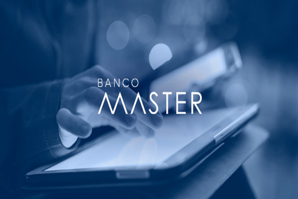 Logotipo do Banco Master sobre imagem de uma pessoa usando tablet, representando o momento de intervenção e instabilidade financeira da instituição.
